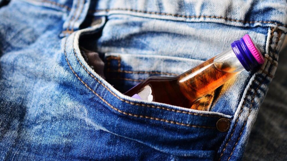 O sticlă de alcool în buzunar
