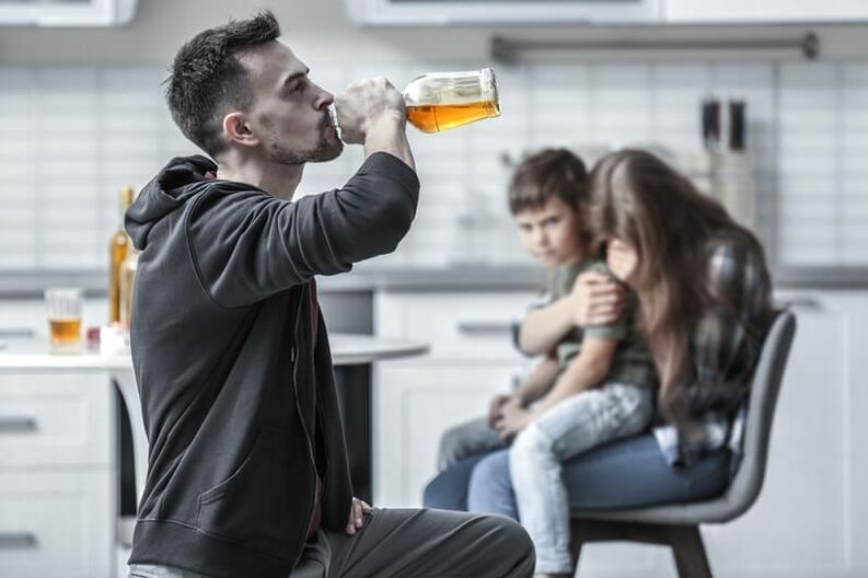 un bărbat bea alcool cum să-l ajute să renunțe